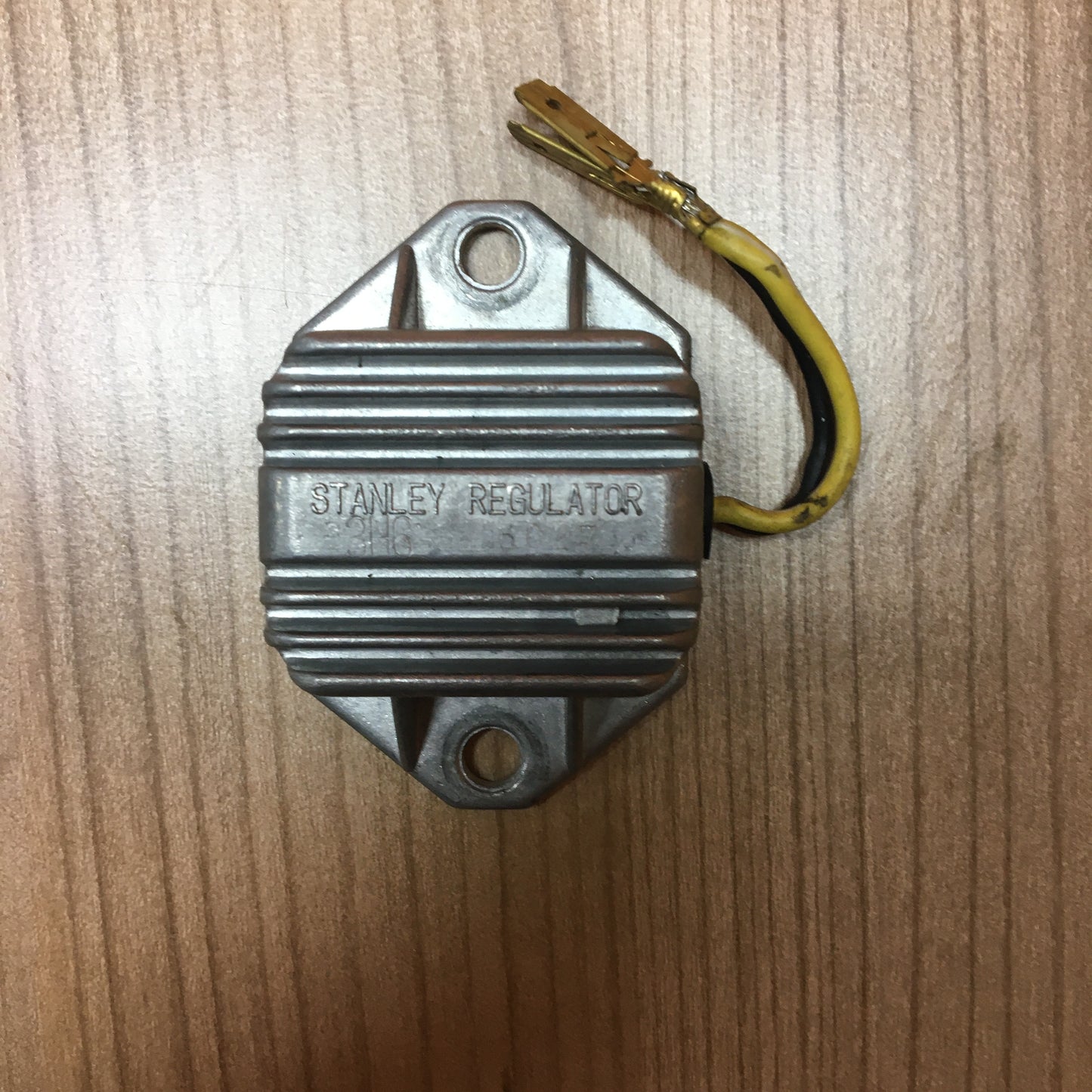 10V 81910 60 SPANNUNGSREGLER KOMPL.