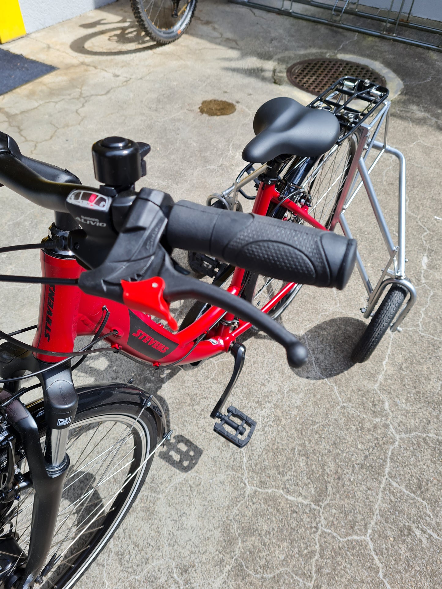 Erwachsenen-Fahrrad mit Vitelli Erwachsenen-Stützrädern