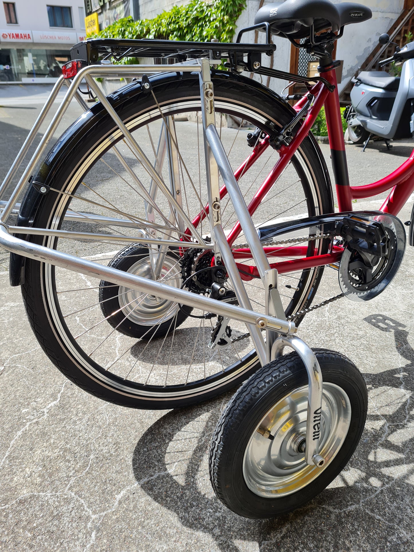 Erwachsenen-Fahrrad mit Vitelli Erwachsenen-Stützrädern